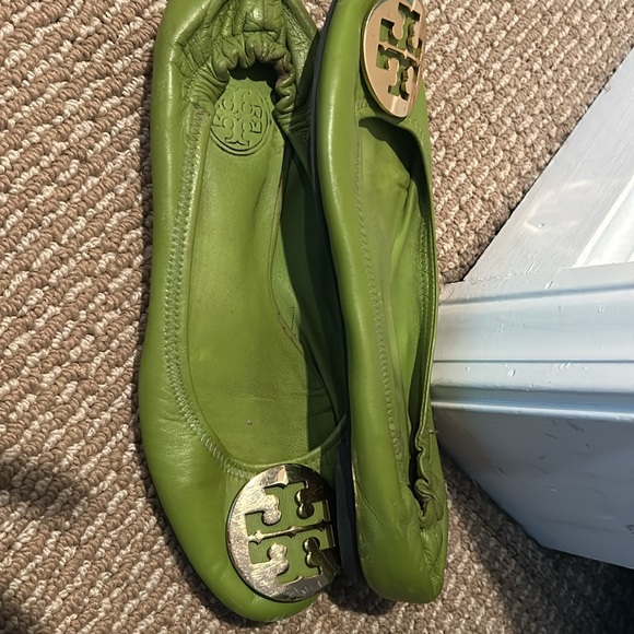 Tory Burch Minnie Travel Ballet Flats size 7.5 . Apple green with gold emblem - Picture 5 of 8